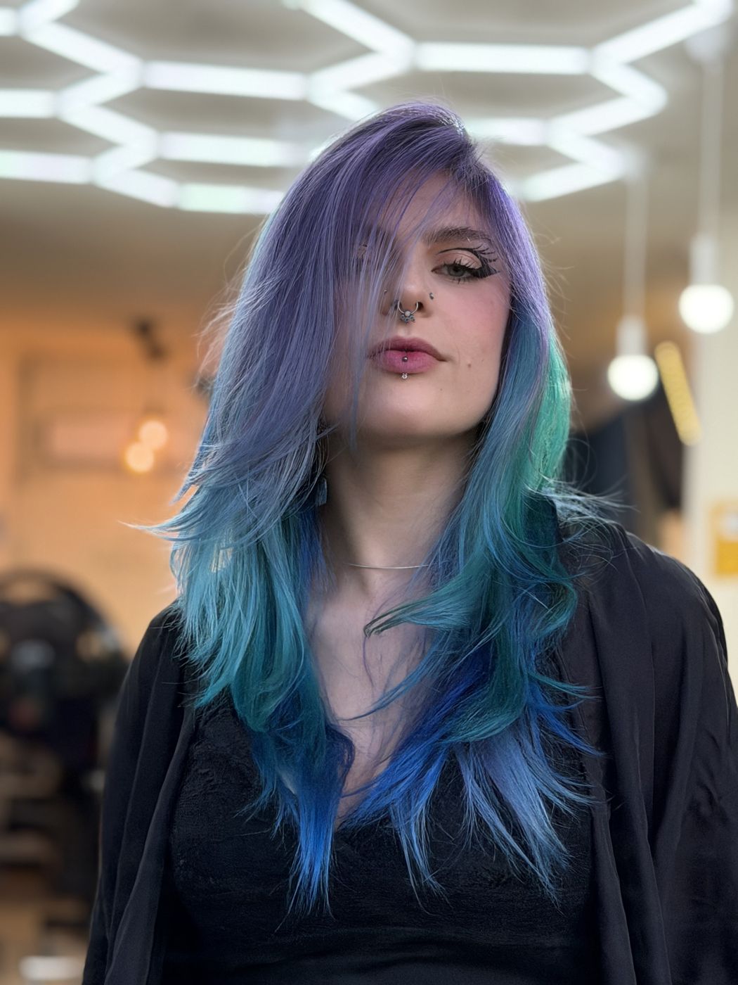 Clienta con melena en degradado de violeta a azul y verde agua